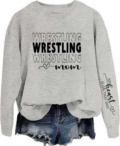 سويت شيرتات Wrestling Mom للسيدات My Heart is On That Mat، قمصان مضحكة مطبوعة بأحرف طويلة الأكمام، بلوفرات بياقة دائرية in Kuwait