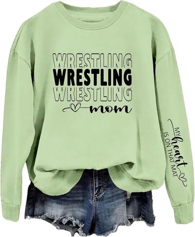 سويت شيرتات Wrestling Mom للسيدات My Heart is On That Mat، قمصان مضحكة مطبوعة بأحرف طويلة الأكمام، بلوفرات بياقة دائرية in Kuwait