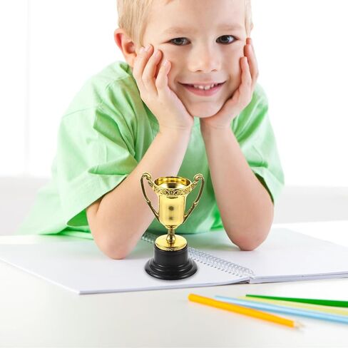 12 قطعة من الجوائز الذهبية البلاستيكية للأطفال، أكواب جوائز المنافسة، لوازم مكافأة لاحتفالات الحفلات، وحفل توزيع الجوائز والتقدير in Kuwait