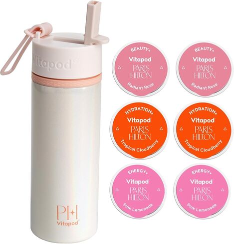 نظام Vitapod Paris Hilton x Daily Wellness System - زجاجة مياه بيرليسسينت سعة 22 أونصة باللون الأزرق بجانب حمام السباحة و6 عينات من كبسولات مزيج المشروبات، تتضمن كبسولات BEAUTY+ وHYDRATION+ وENERGY+ الوظيفية لمزيج المشروبات in Saudi Arabia