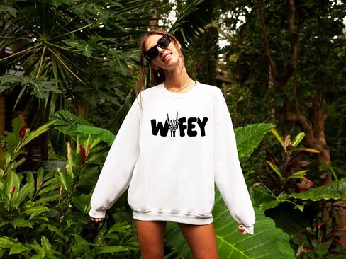 سويت شيرت Olive Loves Apple Wifey Skeleton Rock n Roll لشهر العسل كهدية للعروس in Saudi Arabia