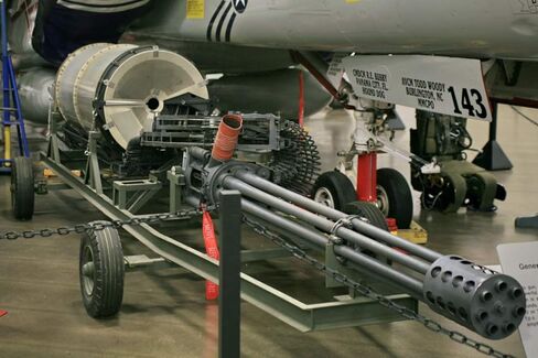 عرض مقذوف جنرال ديناميكس 30 مم A-10 Warthog INERT in Saudi Arabia