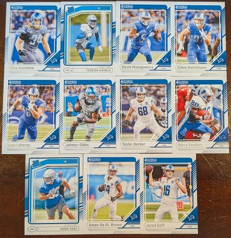 مجموعة فريق Detroit Lions 2024 Donruss Factory المختومة التي تضم Jahmyr Gibbs وJard Goff وSam LaPorta وBarry Sanders مع بطاقة Rookie Card Plus من Terrion Arnold in Saudi Arabia