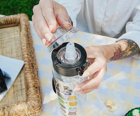 زجاجة مياه بلاستيكية لشخصيات كرتونية من الفضة بافلو ستار وورز مع غطاء وحزام للقفل، 33 أونصة in Kuwait