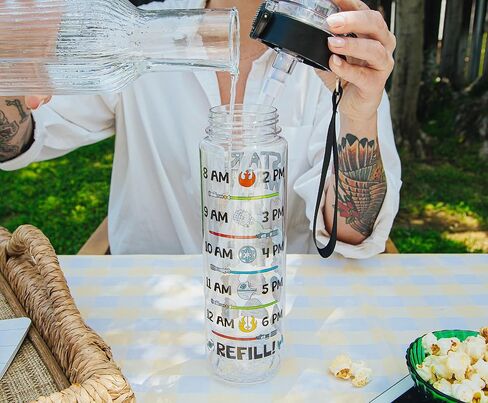 زجاجة مياه بلاستيكية لشخصيات كرتونية من الفضة بافلو ستار وورز مع غطاء وحزام للقفل، 33 أونصة in Kuwait