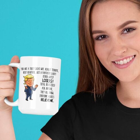 كوب ترامب أنت زوجة عظيمة، هدية مضحكة لعيد الميلاد وعيد الحب من الزوج، كوب قهوة من السيراميك الأبيض سعة 15 أونصة للزوجة in Kuwait
