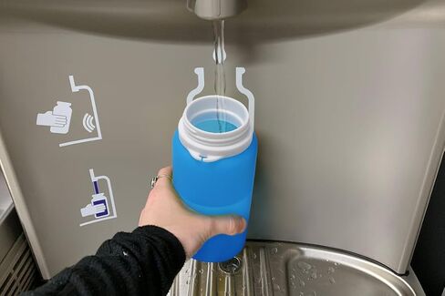 19oz Collapsible Water Bottle, BPA-Free, Leakproof, Travel-Sized, Compact & Expandable, Food-Grade Silicone, for Hiking, Camping, Daily Use (Blue) in Saudi Arabia