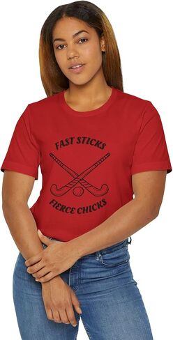 تي شيرت الهوكي الميداني، قميص Fast Sticks Fierce Chicks، تي شيرت رياضي للفريق، ملابس رياضية، هدية لمحبي الرياضة، أم الهوكي الميداني in Saudi Arabia