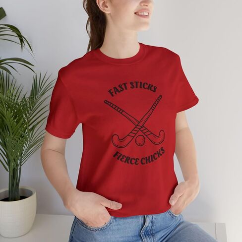 تي شيرت الهوكي الميداني، قميص Fast Sticks Fierce Chicks، تي شيرت رياضي للفريق، ملابس رياضية، هدية لمحبي الرياضة، أم الهوكي الميداني in Saudi Arabia