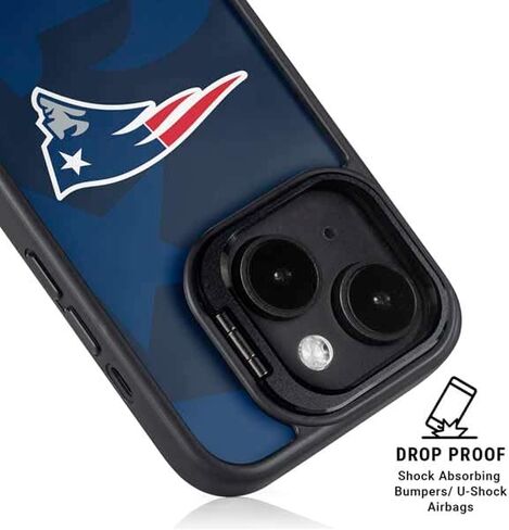 حافظة هاتف Skinit Kickstand متوافقة مع iPhone 15 - تصميم أسود وأبيض مرخص رسميًا من NFL New England Patriots in Saudi Arabia