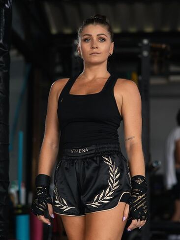 شورت أثينا Muay Thai باللون الأسود والذهبي للسيدات مع لباس ضيق مضغوط آمن. تدريب المواي تاي كيك بوكسينغ in Kuwait