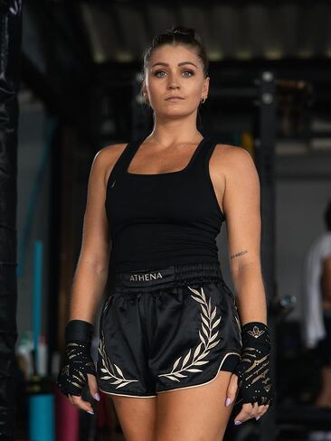 شورت أثينا Muay Thai باللون الأسود والذهبي للسيدات مع لباس ضيق مضغوط آمن. تدريب المواي تاي كيك بوكسينغ in Kuwait
