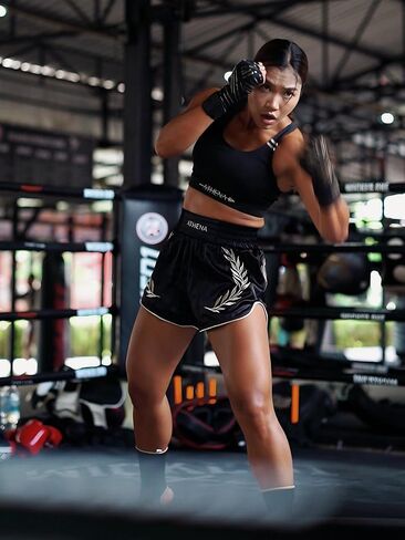 شورت أثينا Muay Thai باللون الأسود والذهبي للسيدات مع لباس ضيق مضغوط آمن. تدريب المواي تاي كيك بوكسينغ in Kuwait