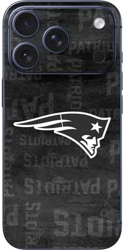 ملصق هاتف Skinit متوافق مع iPhone 17 Pro Max - تصميم رؤية مزدوجة مرخص رسميًا من NFL New England Patriots in Saudi Arabia