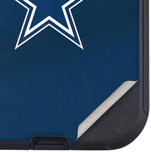 غلاف هاتف Skinit متوافق مع OtterBox Defender iPhone 15 Plus - تصميم جيرسي لفريق NFL Dallas Cowboys مرخص رسميًا in Saudi Arabia