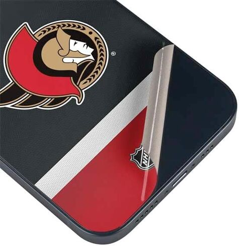 غلاف هاتف Skinit متوافق مع iPhone 15 - تصميم جيرسي مرخص رسميًا من NHL Ottawa Senators Jersey in Saudi Arabia