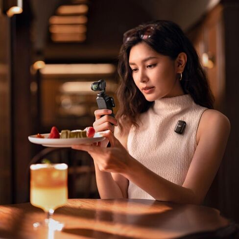 كاميرا DJI Osmo Pocket 3 Creator Combo Vlogging مع ميكروفون 2، 1 بوصة CMOS، فيديو 4K/120 إطارًا في الثانية، تثبيت ثلاثي المحاور، تتبع الوجه/الأشياء، حزمة التركيز السريع مع Deco Essentials 2 ميكروفونات طية صدر السترة + مجموعة in Kuwait