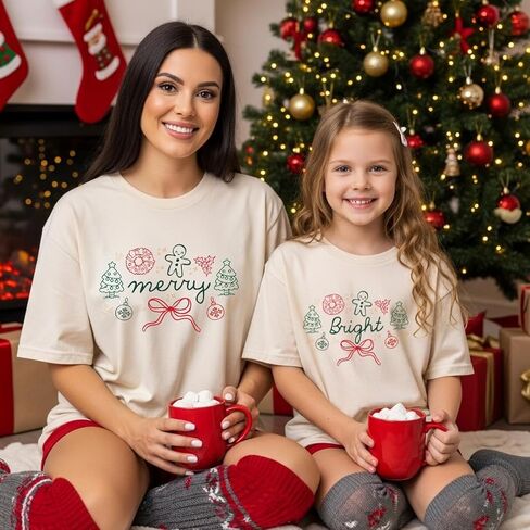 قمصان عيد الميلاد Merry and Bright Mommy and Me، ملابس لطيفة متطابقة مع الأم والطفلة لصور عيد الميلاد، قمصان للعطلات للأم والابنة، قمصان عائلية Preppy. أبيض in Saudi Arabia