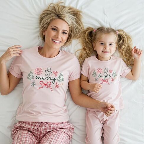 قمصان عيد الميلاد Merry and Bright Mommy and Me، ملابس لطيفة متطابقة مع الأم والطفلة لصور عيد الميلاد، قمصان للعطلات للأم والابنة، قمصان عائلية Preppy. أبيض in Saudi Arabia