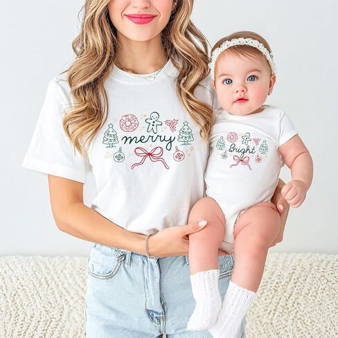 قمصان عيد الميلاد Merry and Bright Mommy and Me، ملابس لطيفة متطابقة مع الأم والطفلة لصور عيد الميلاد، قمصان للعطلات للأم والابنة، قمصان عائلية Preppy. أبيض in Saudi Arabia