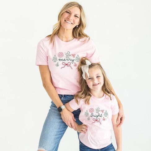 قمصان عيد الميلاد Merry and Bright Mommy and Me، ملابس لطيفة متطابقة مع الأم والطفلة لصور عيد الميلاد، قمصان للعطلات للأم والابنة، قمصان عائلية Preppy. أبيض in Saudi Arabia