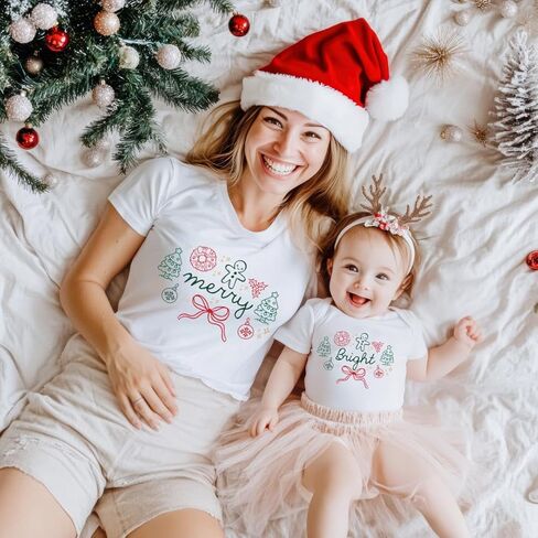 قمصان عيد الميلاد Merry and Bright Mommy and Me، ملابس لطيفة متطابقة مع الأم والطفلة لصور عيد الميلاد، قمصان للعطلات للأم والابنة، قمصان عائلية Preppy. أبيض in Saudi Arabia