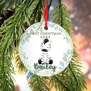 زينة عيد الميلاد الأولى للأطفال 2024 - زينة عيد الميلاد المخصصة للأطفال الصغار من الأولاد أو البنات مع موضوع الزرافة الصغيرة والاسم والتاريخ - زخرفة من الألومنيوم أو السيراميك in Kuwait