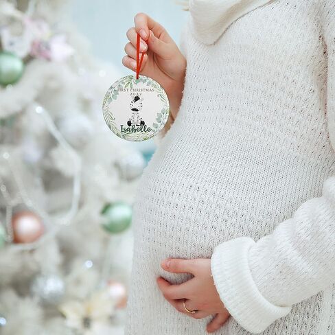 زينة عيد الميلاد الأولى للأطفال 2024 - زينة عيد الميلاد المخصصة للأطفال الصغار من الأولاد أو البنات مع موضوع الزرافة الصغيرة والاسم والتاريخ - زخرفة من الألومنيوم أو السيراميك in Kuwait