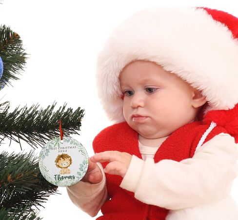 زينة عيد الميلاد الأولى للأطفال 2024 - زينة عيد الميلاد المخصصة للأطفال الصغار من الأولاد أو البنات مع موضوع الزرافة الصغيرة والاسم والتاريخ - زخرفة من الألومنيوم أو السيراميك in Kuwait