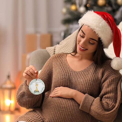 زينة عيد الميلاد الأولى للأطفال 2024 - زينة عيد الميلاد المخصصة للأطفال الصغار من الأولاد أو البنات مع موضوع الزرافة الصغيرة والاسم والتاريخ - زخرفة من الألومنيوم أو السيراميك in Kuwait