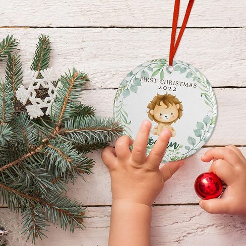 زينة عيد الميلاد الأولى للأطفال 2024 - زينة عيد الميلاد المخصصة للأطفال الصغار من الأولاد أو البنات مع موضوع الزرافة الصغيرة والاسم والتاريخ - زخرفة من الألومنيوم أو السيراميك in Kuwait