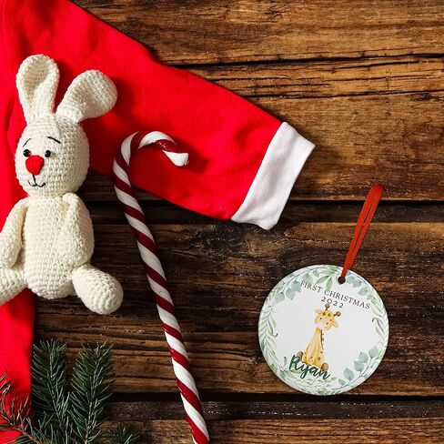 زينة عيد الميلاد الأولى للأطفال 2024 - زينة عيد الميلاد المخصصة للأطفال الصغار من الأولاد أو البنات مع موضوع الزرافة الصغيرة والاسم والتاريخ - زخرفة من الألومنيوم أو السيراميك in Kuwait