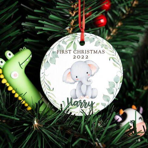 زينة عيد الميلاد الأولى للأطفال 2024 - زينة عيد الميلاد المخصصة للأطفال الصغار من الأولاد أو البنات مع موضوع الزرافة الصغيرة والاسم والتاريخ - زخرفة من الألومنيوم أو السيراميك in Kuwait