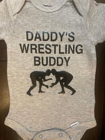 بدلة Daddy's Wrestle Buddy Baby Onesie ® قطعة واحدة للرضع من قطعة واحدة لمصارعة المصارعة المستقبلية in Kuwait