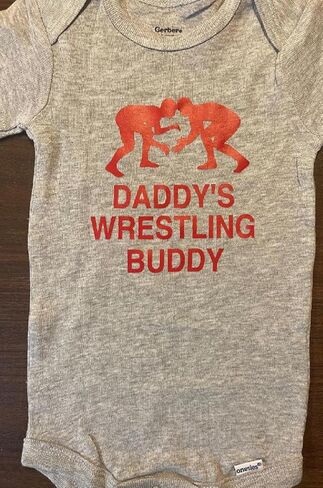 بدلة Daddy's Wrestle Buddy Baby Onesie ® قطعة واحدة للرضع من قطعة واحدة لمصارعة المصارعة المستقبلية in Kuwait