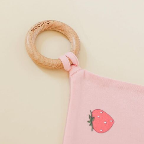 بطانية Woolino Baby Lovey Security - بطانية مريحة من صوف ميرينو والقطن العضوي مع حلقة تسنين خشبية - فراولة in Kuwait