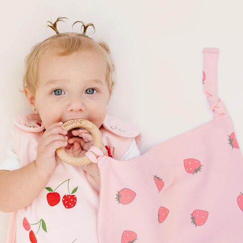 بطانية Woolino Baby Lovey Security - بطانية مريحة من صوف ميرينو والقطن العضوي مع حلقة تسنين خشبية - فراولة in Kuwait