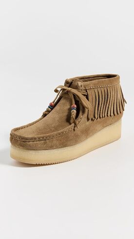 حذاء Wallabee النسائي ذو الشراشيب من Clarks in Saudi Arabia