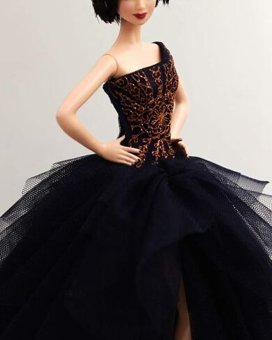 [فستان مصنوع يدويًا مناسب لدمية مقاس 12 بوصة] فستان أميرة كورا جو كلاسيكي بكتف واحد مطرز باللون الأزرق الداكن والدانتيل / فساتين زفاف تناسب دمية عصرية مقاس 12 بوصة [الدمية غير متضمنة] in Kuwait