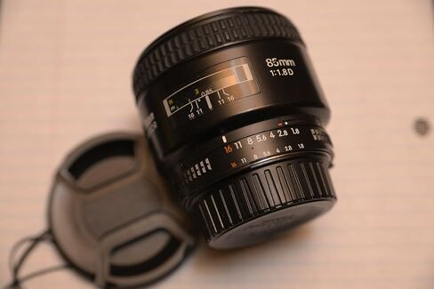 عدسة نيكور 85 ملم f/1.8D FX بتركيز تلقائي لكاميرات نيكون الرقمية SLR DSLR - عدسة ثابتة رئيسية (متجددة) in Kuwait