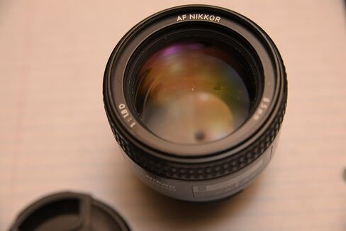 عدسة نيكور 85 ملم f/1.8D FX بتركيز تلقائي لكاميرات نيكون الرقمية SLR DSLR - عدسة ثابتة رئيسية (متجددة) in Kuwait