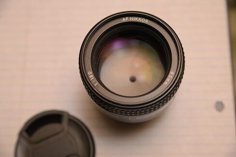 عدسة نيكور 85 ملم f/1.8D FX بتركيز تلقائي لكاميرات نيكون الرقمية SLR DSLR - عدسة ثابتة رئيسية (متجددة) in Kuwait
