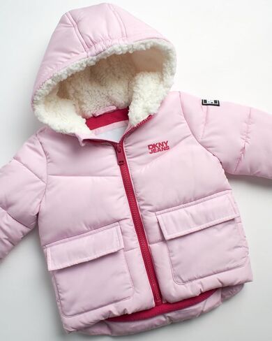 جاكيت شتوي للفتيات الصغيرات من DKNY - معطف باركا منتفخ مبطن بالصوف (12M-4T) in Kuwait