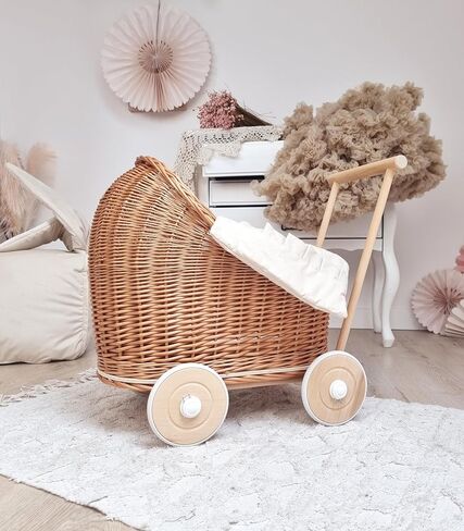 عربة دم دمية Rattan المصنوعة يدويًا مع الفراش - حرفي أوروبي مصنوع من دمى 17 بوصة ، وردي مع زهور العاج | دمية Pram ، لعبة Walker Baby للعب الخيال والعب دور | هدية للفتيات in Kuwait